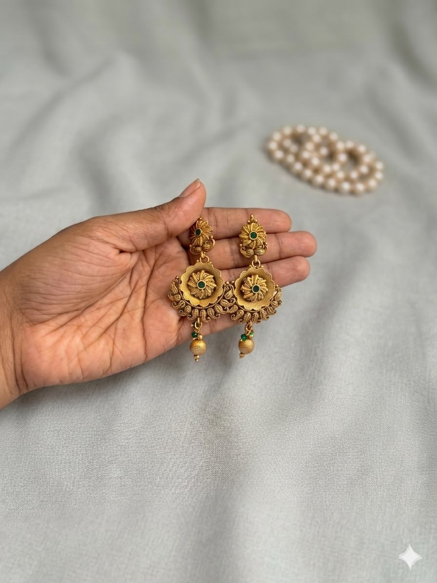 Traditional Antique Gold Floral Choker Necklace Set with Earrings - thumbnail 3