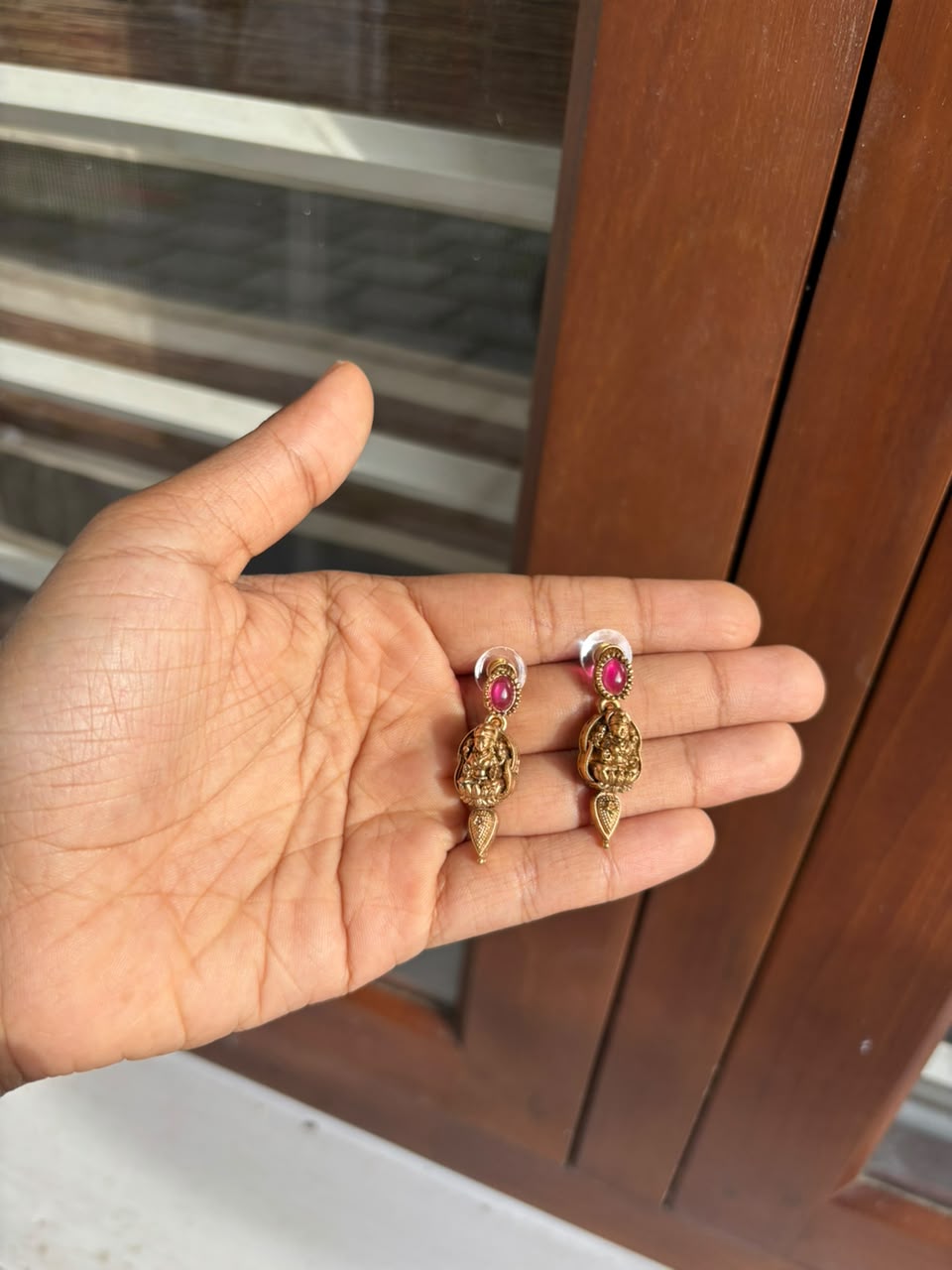 Antique Lakshmi Temple Motif Ruby & Emerald Necklace Set - thumbnail 3